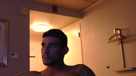 Snapshot of toomuchsmoke chatting on December 3, 2:47 am toomuchsmoke online show from December 3, 2:47 am