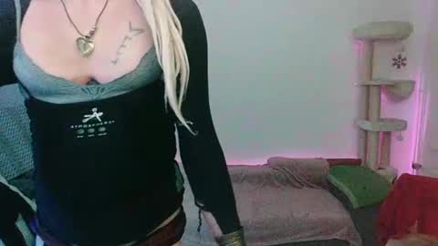 Snapshot of toyboybitchslut chatting on December 21, 6:19 am Patrizia online show from December 21, 6:19 am