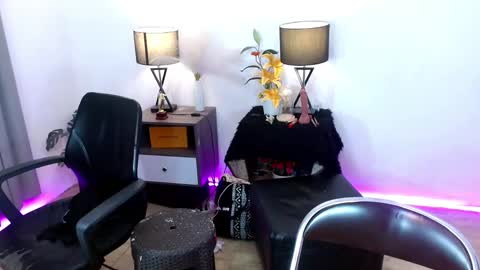 Snapshot of transgoddessselena chatting on January 4, 3:17 pm Selena the real cummer online show from January 4, 3:17 pm