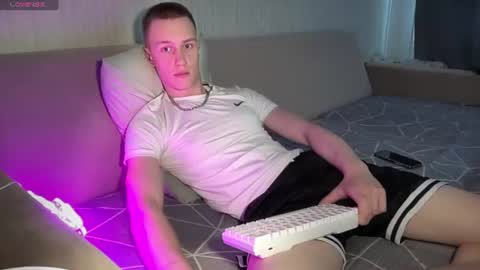 Snapshot of travis_gracile chatting on July 5, 7:26 am Travis online show from July 5, 7:26 am