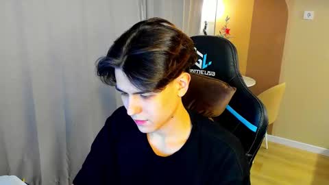 travisrivas online show from December 19, 5:31 pm