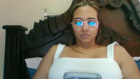 Snapshot of triana_bell chatting on December 2, 9:17 pm triana_bell online show from December 2, 9:17 pm