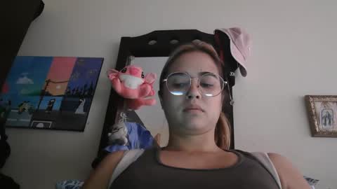 triana_bell online show from February 15, 6:04 pm