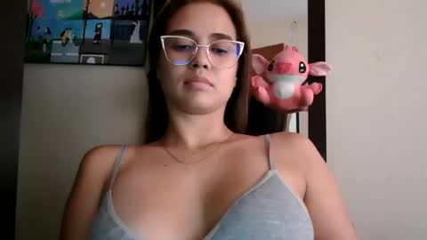triana_bell online show from June 18, 8:57 pm