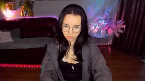 TriciaDaisy online show from May 2, 4:28 am