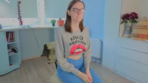 Snapshot of trishdelafontaine chatting on June 17, 4:04 am Viola online show from June 17, 4:04 am