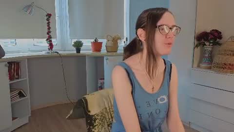 Snapshot of trishdelafontaine chatting on June 20, 4:04 am Viola online show from June 20, 4:04 am