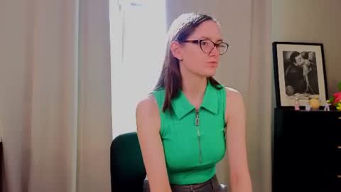 Snapshot of trishdelafontaine chatting on July 29, 4:21 am Viola online show from July 29, 4:21 am
