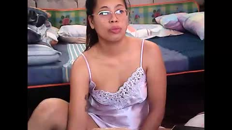 Snapshot of truefilipinabeauty chatting on March 18, 1:20 am emily online show from March 18, 1:20 am