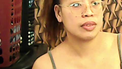 Snapshot of truefilipinabeauty chatting on April 1, 1:28 am emily online show from April 1, 1:28 am