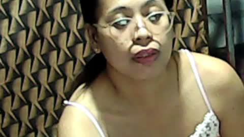 Snapshot of truefilipinabeauty chatting on April 1, 2:03 pm emily online show from April 1, 2:03 pm