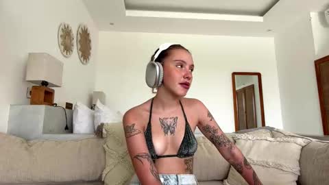 Mia online show from February 8, 5:11 am