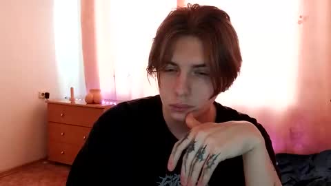 Snapshot of trypophob1a chatting on February 2, 4:37 am Emilum online show from February 2, 4:37 am