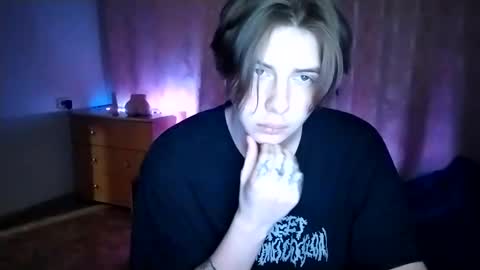 Snapshot of trypophob1a chatting on February 2, 11:42 pm Emilum online show from February 2, 11:42 pm