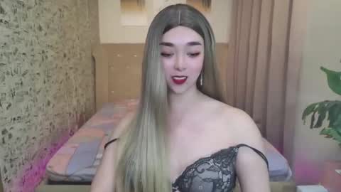 ts_yoshi_ online show from April 4, 11:35 pm