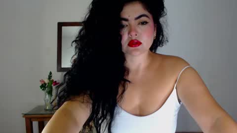 Snapshot of tuti_sex chatting on June 16, 2:47 am tuti online show from June 16, 2:47 am