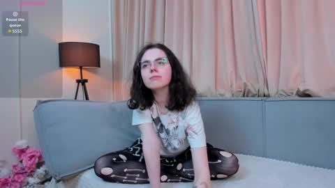 twannathidphy online show from March 25, 2:12 pm