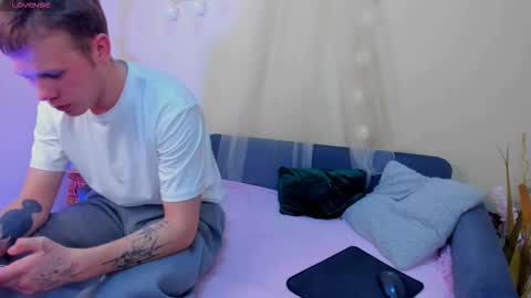 Snapshot of twelveeek chatting on February 1, 7:34 pm Angus online show from February 1, 7:34 pm