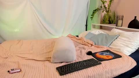 Snapshot of twelveeek chatting on February 6, 6:11 pm Angus online show from February 6, 6:11 pm