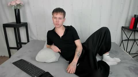 Snapshot of twelveeek chatting on March 18, 6:33 pm Angus online show from March 18, 6:33 pm