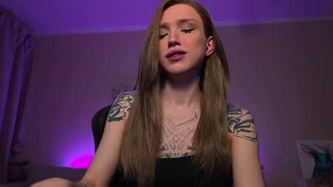 Snapshot of twiinkie_pie chatting on March 30, 6:53 pm Maria 3 online show from March 30, 6:53 pm