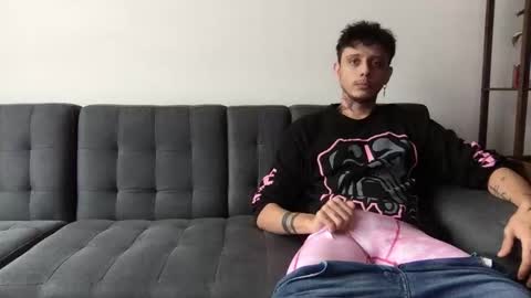 Snapshot of twinksguys360 chatting on October 18, 5:35 pm Derrick online show from October 18, 5:35 pm