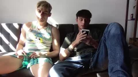 Snapshot of twinksguys360 chatting on November 15, 8:27 pm Derrick online show from November 15, 8:27 pm