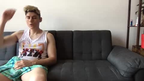 Snapshot of twinksguys360 chatting on November 19, 5:46 pm Derrick online show from November 19, 5:46 pm