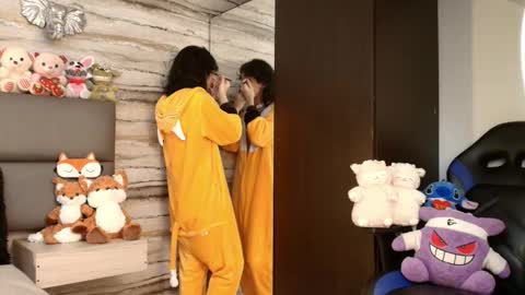 Snapshot of twinslovers_ chatting on February 12, 3:56 am twinslovers_ online show from February 12, 3:56 am