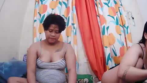 Snapshot of twowetcuties chatting on January 23, 11:36 pm Lyn and lea online show from January 23, 11:36 pm