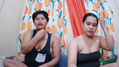 Snapshot of twowetcuties chatting on January 26, 3:17 am Lyn and lea online show from January 26, 3:17 am