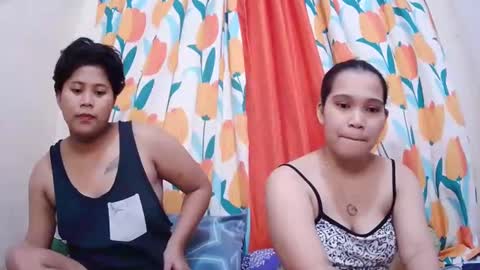 Snapshot of twowetcuties chatting on January 29, 5:30 am Lyn and lea online show from January 29, 5:30 am