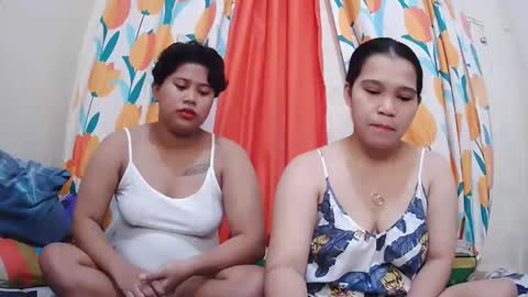 Snapshot of twowetcuties chatting on January 31, 11:56 pm Lyn and lea online show from January 31, 11:56 pm