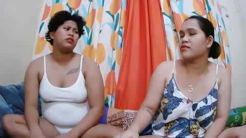 Snapshot of twowetcuties chatting on February 1, 6:00 am Lyn and lea online show from February 1, 6:00 am