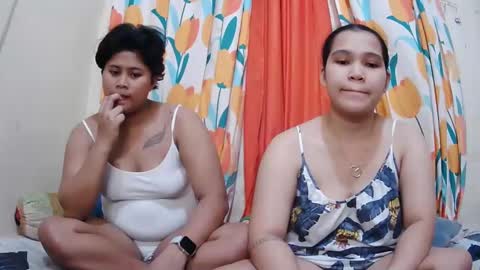 Snapshot of twowetcuties chatting on February 1, 9:00 am Lyn and lea online show from February 1, 9:00 am