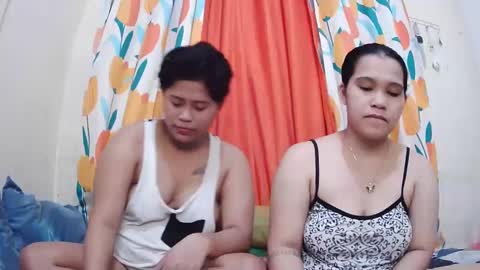 Snapshot of twowetcuties chatting on February 5, 2:40 am Lyn and lea online show from February 5, 2:40 am