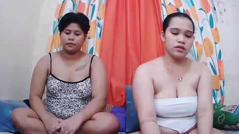 Snapshot of twowetcuties chatting on February 7, 3:55 am Lyn and lea online show from February 7, 3:55 am