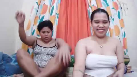 Snapshot of twowetcuties chatting on February 7, 6:56 am Lyn and lea online show from February 7, 6:56 am