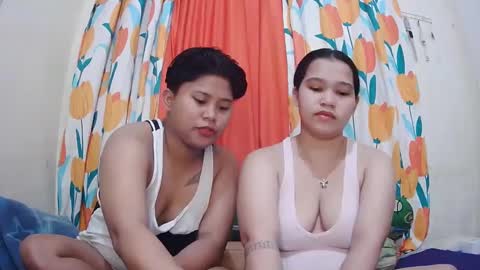 Snapshot of twowetcuties chatting on February 8, 11:55 pm Lyn and lea online show from February 8, 11:55 pm