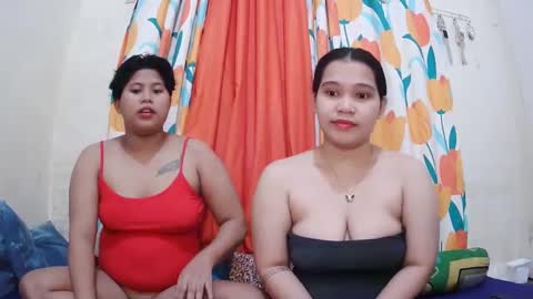 Snapshot of twowetcuties chatting on February 11, 12:06 am Lyn and lea online show from February 11, 12:06 am