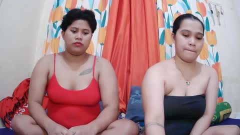 Snapshot of twowetcuties chatting on February 11, 6:08 am Lyn and lea online show from February 11, 6:08 am