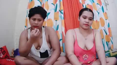 Snapshot of twowetcuties chatting on February 12, 2:35 am Lyn and lea online show from February 12, 2:35 am