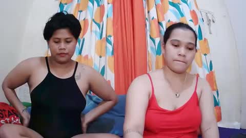 Snapshot of twowetcuties chatting on February 13, 5:58 am Lyn and lea online show from February 13, 5:58 am