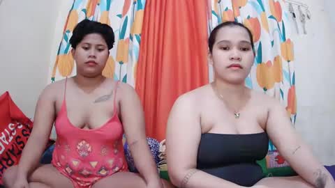 Snapshot of twowetcuties chatting on February 14, 9:03 am Lyn and lea online show from February 14, 9:03 am