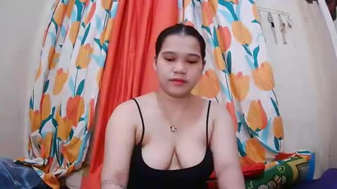 Snapshot of twowetcuties chatting on February 15, 11:25 pm Lyn and lea online show from February 15, 11:25 pm