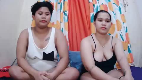 Snapshot of twowetcuties chatting on February 16, 8:43 am Lyn and lea online show from February 16, 8:43 am