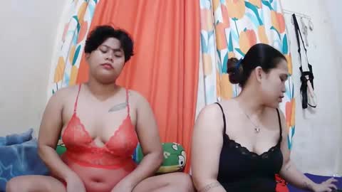 Snapshot of twowetcuties chatting on February 18, 9:21 am Lyn and lea online show from February 18, 9:21 am