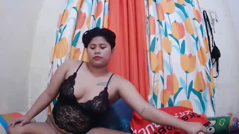 Snapshot of twowetcuties chatting on February 20, 5:44 am Lyn and lea online show from February 20, 5:44 am