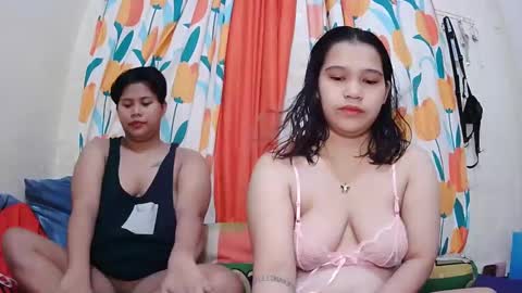 Snapshot of twowetcuties chatting on February 20, 11:43 pm Lyn and lea online show from February 20, 11:43 pm