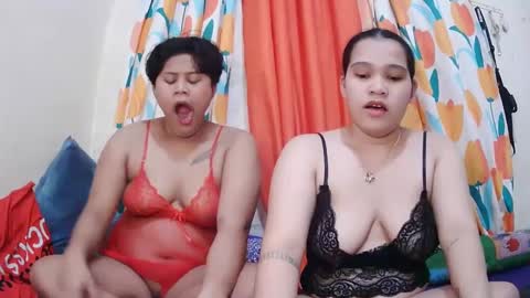 Snapshot of twowetcuties chatting on February 23, 5:56 am Lyn and lea online show from February 23, 5:56 am